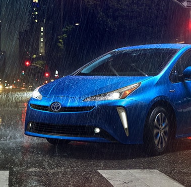  Toyota Prius bajo la lluvia